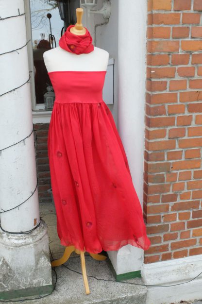 Rotes Seidenkleid